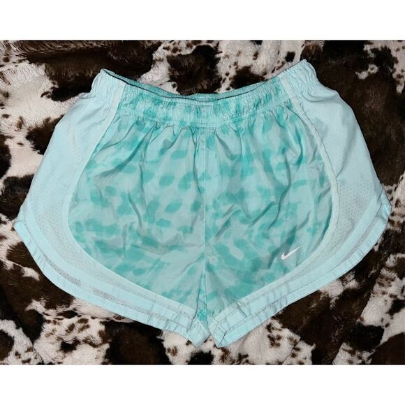 Women’s Nike Active Shorts (M) - Picture 1 of 3